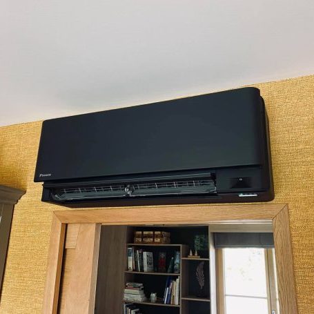 Exemple de climatiseur mural Daikin Stylish noir mat au-dessus d’un passage, pour étudier votre climatisation à Hesdin