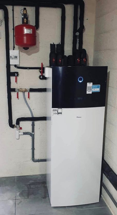 Module hydraulique Daikin ETVH16S18DA6V avec ballon ECS 180 L intégré