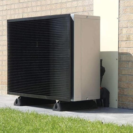 Exemple de groupe extérieur Daikin EPRA14DAV3 devant une façade, pour étudier une pompe à chaleur à Hesdin