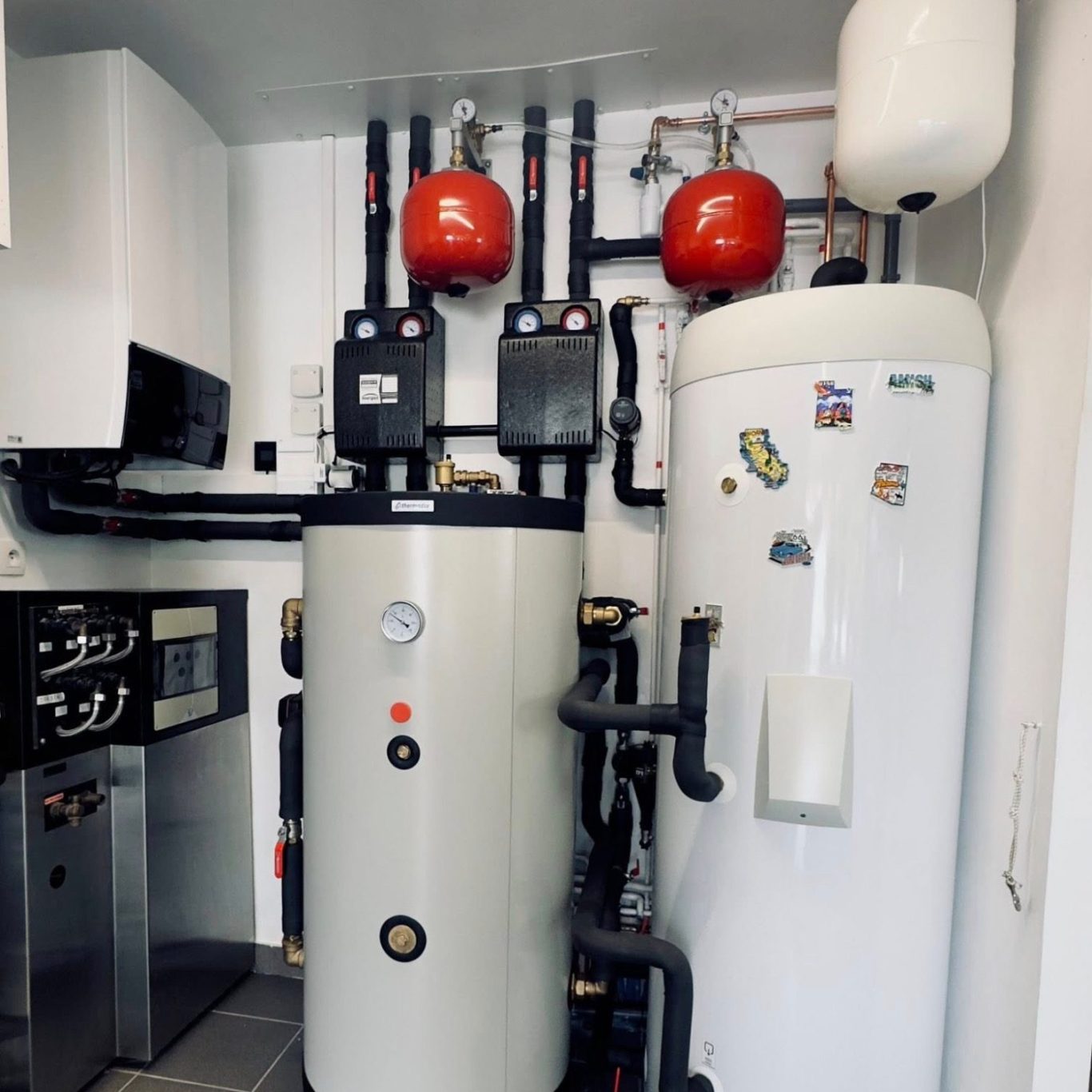 Exemple : une chaufferie complète — Daikin Altherma EPRA18DAW17 + ETBH16DAW9, ballon tampon 200 L et eau chaude inox 300 L pour étudier votre projet à Douai