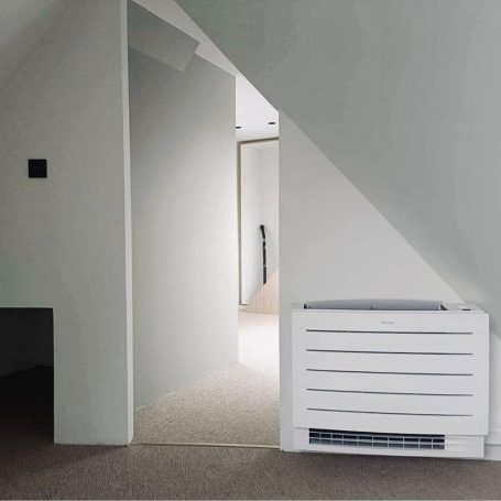 Exemple de console Daikin Perfera en partie basse sous une pente de toit, pour étudier votre climatisation à Hesdin